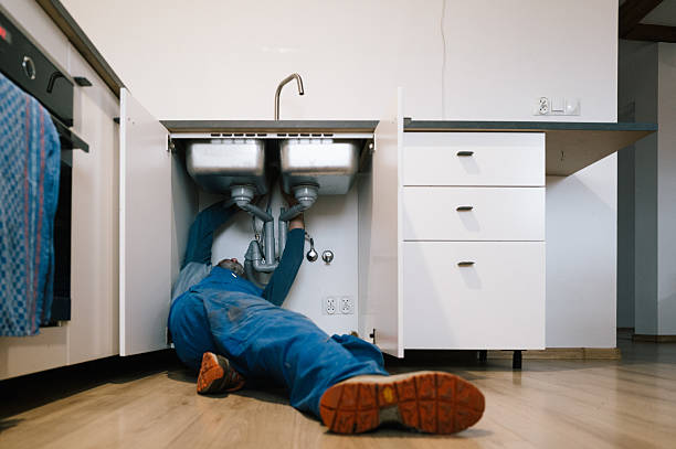 Professional Emergency Plumber technician working in North Hampton, OH